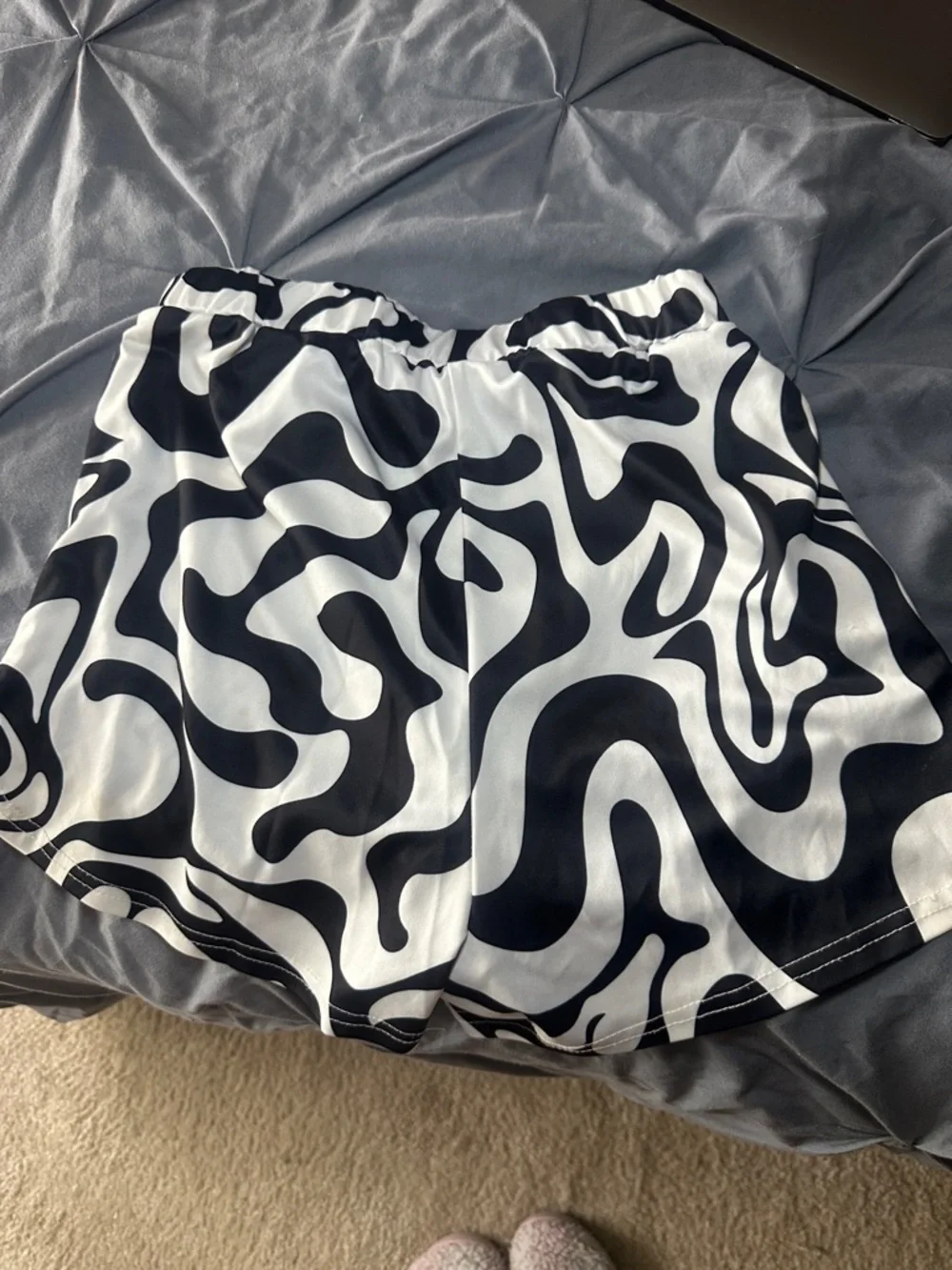 Black & White Swirl Button-Up Crop Top - Women - Picture 2 of 2